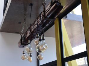 un lampadario a braccio con lampadine di vetro appese a un soffitto di Hostal Litoral a Iquique