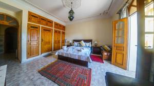 - une grande chambre avec un lit et une table dans l'établissement Abdessamad Appartement 1, à Essaouira