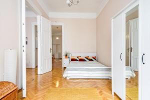 Posteľ alebo postele v izbe v ubytovaní Vintage Apartment in the Jewish Quarter