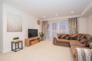 TV a/nebo společenská místnost v ubytování Stunning 2-Bed Apartment in Stevenage, Sleeps 5 with free Private Parking