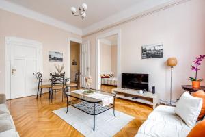 Televízia a/alebo spoločenská miestnosť v ubytovaní Vintage Apartment in the Jewish Quarter