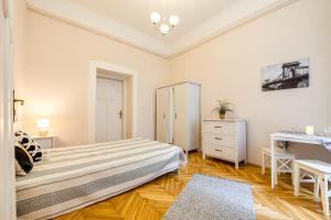 Posteľ alebo postele v izbe v ubytovaní Vintage Apartment in the Jewish Quarter