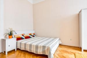 Posteľ alebo postele v izbe v ubytovaní Vintage Apartment in the Jewish Quarter