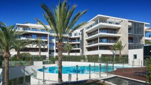 Bazén v ubytovaní Parc du Cap Luxury Apartment alebo v jeho blízkosti