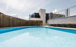 una gran piscina al lado de un edificio en AMELIA rooms, en Tirolo