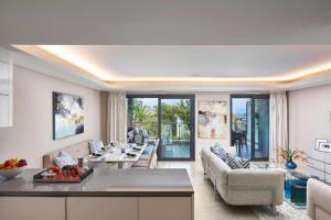 uma sala de estar com um sofá e uma mesa em Parc du Cap Luxury Apartment em Antibes