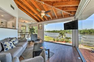 sala de estar con ventilador de techo y TV en Luxury Home with Pool on San Jacinto Riverfront! en Houston