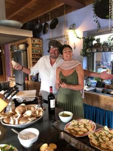 a man and a woman standing in a kitchen at In de Aap - Appartementen & Guesthouse in Bergen