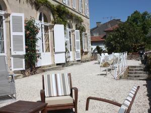 a group of chairs and tables in a courtyard at Chambre d'hotes La maison de Maître in Fontenay-le-Comte