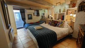 1 dormitorio con 1 cama y 1 silla en Mas Peu Del Causse, en Thuir