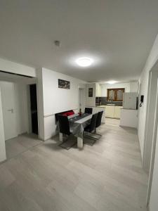 uma sala de jantar com mesa e cadeiras e uma cozinha em Appartment Relax&Easy em Karlsruhe