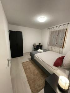een kleine slaapkamer met een bed en een raam bij Appartment Relax&Easy in Karlsruhe