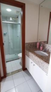 y baño con aseo, lavabo y ducha. en Apartamento completo Salvador, en Salvador