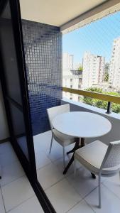 balcón con mesa, sillas y ventana en Apartamento completo Salvador, en Salvador