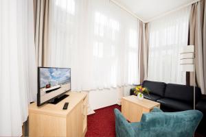 TV a/nebo společenská místnost v ubytování Garni Eden Hotels