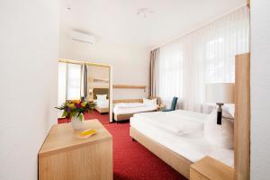 Postel nebo postele na pokoji v ubytování Garni Eden Hotels