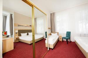 Postel nebo postele na pokoji v ubytování Garni Eden Hotels