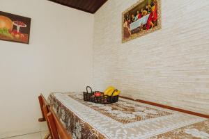 a table with a basket of fruit on top of it at Casa c churrasq em Monte Castelo, Campo Grande-MS in Campo Grande