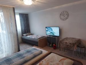 a bedroom with a bed and a clock on the wall at Steinhübel Uni-Nähe in Homburg