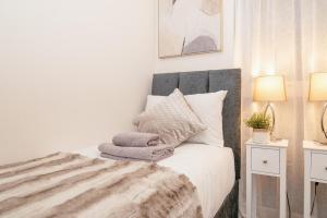 Postel nebo postele na pokoji v ubytování Stunning 2-Bed Apartment in Stevenage, Sleeps 5 with free Private Parking