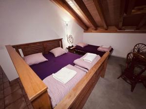 Rúm í herbergi á Gîte la Cigale