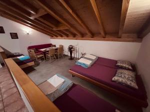 Rúm í herbergi á Gîte la Cigale