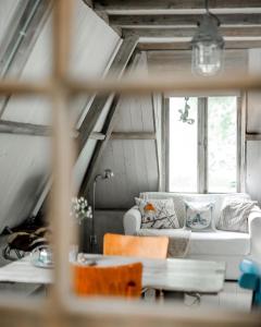 salon z białą kanapą i oknem w obiekcie In de Aap - Appartementen & Guesthouse w mieście Bergen