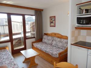 - un petit salon avec un canapé et une fenêtre dans l'établissement Appartement Avoriaz, 2 pièces, 4 personnes - FR-1-634-49, à Avoriaz