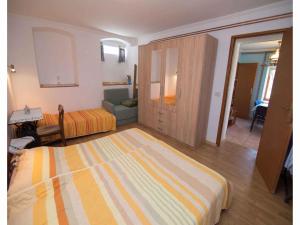 Posteľ alebo postele v izbe v ubytovaní Apartments in Veli Losinj 14928