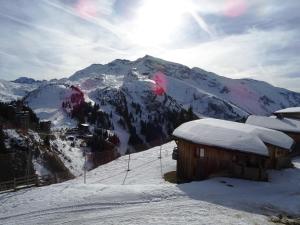 a snow covered mountain with a cabin in the foreground at Appartement Avoriaz, 2 pièces, 6 personnes - FR-1-634-60 in Avoriaz