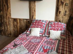 a bed with a blanket and pillows on it at Appartement Avoriaz, 2 pièces, 5 personnes - FR-1-634-75 in Morzine