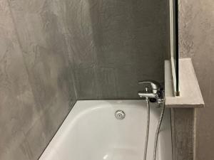 eine weiße Badewanne mit einem Wasserhahn im Bad in der Unterkunft Ravissant 2 pièces rénové avec balcon, vue montagne, et accès skis aux pieds - FR-1-634-76 in Morzine + 9 Fotos