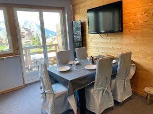 een eetkamer met een tafel met stoelen en een televisie bij Appartement Avoriaz, 3 pièces, 5 personnes - FR-1-634-64 in Avoriaz