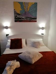 een slaapkamer met een wit bed met 2 kussens erop bij Casa Irene in Napels
