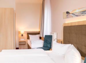 Ein Bett oder Betten in einem Zimmer der Unterkunft Hotel Garni Sonne