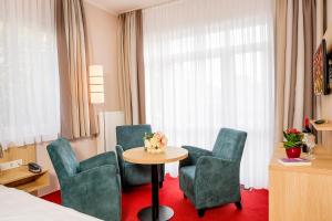 Ein Sitzbereich in der Unterkunft Hotel Garni Sonne