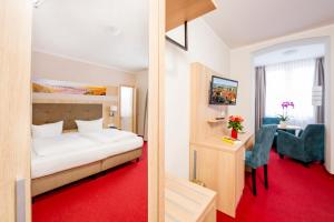 Ein Bett oder Betten in einem Zimmer der Unterkunft Hotel Garni Sonne