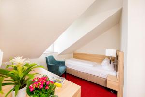 Ein Bett oder Betten in einem Zimmer der Unterkunft Hotel Garni Sonne