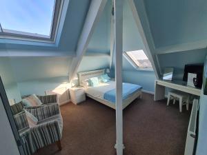una pequeña habitación con una cama y una silla en Kimberley House, en Whitby