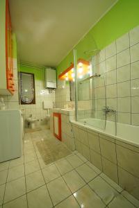 baño grande con bañera y lavamanos en Vacation Home Elba, en Vodnjan