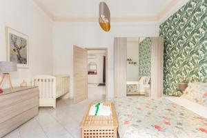 Un pat sau paturi într-o cameră la Green Apartment Catania