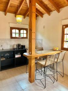 cocina con mesa de madera y sillas en Loft privado cerca Parque en Mendoza