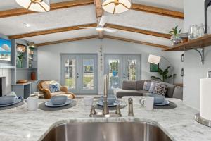 Posezení v ubytování Fanta Sea - Private Seasonal Hot Tub, Game Room, Walk to Beach, Pets OK, & More!