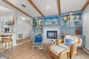 TV a/nebo společenská místnost v ubytování Fanta Sea - Private Seasonal Hot Tub, Game Room, Walk to Beach, Pets OK, & More!