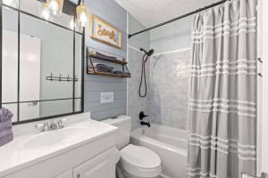 Koupelna v ubytování Fanta Sea - Private Seasonal Hot Tub, Game Room, Walk to Beach, Pets OK, & More! + 49 fotografií