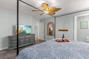 Postel nebo postele na pokoji v ubytování Fanta Sea - Private Seasonal Hot Tub, Game Room, Walk to Beach, Pets OK, & More!