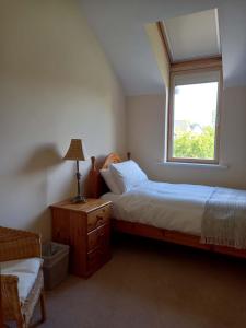 Un dormitorio con una cama grande y una ventana en The Courtyard, Castle Dargan, en Ballygawley