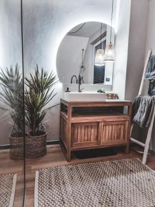 uma casa de banho com um lavatório e um espelho em Feels like home em Ralingen