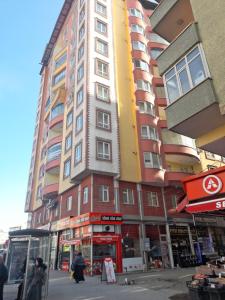 un edificio alto en la esquina de una calle de la ciudad en Suit home and room in city center en Erzurum