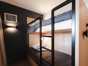 a bunk bed room with two bunk beds and a mirror at Superbe appartement 56m², accès pistes, terrasse sud, 1 suite parentale, proche centre et ESF - FR-1-634-5 in Avoriaz
